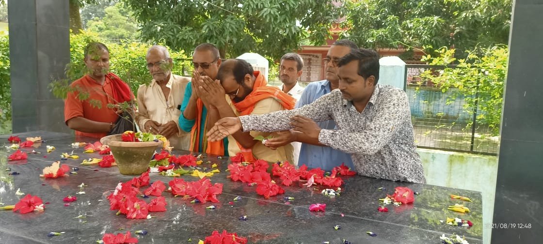 डॉ जगन्नाथ मिश्र के दूसरी पुण्यतिथि पर बीजेपी जिला उपाध्यक्ष रंजीत मिश्रा व अन्य लोगों ने दिया श्रद्धांजलि।
