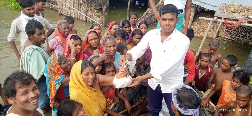 बाढ़ प्रभावित क्षेत्रों में मानव अधिकार रक्षक संगठन जरूरतमंद को पहुंचा रही है राहत सामग्री पैकेज
