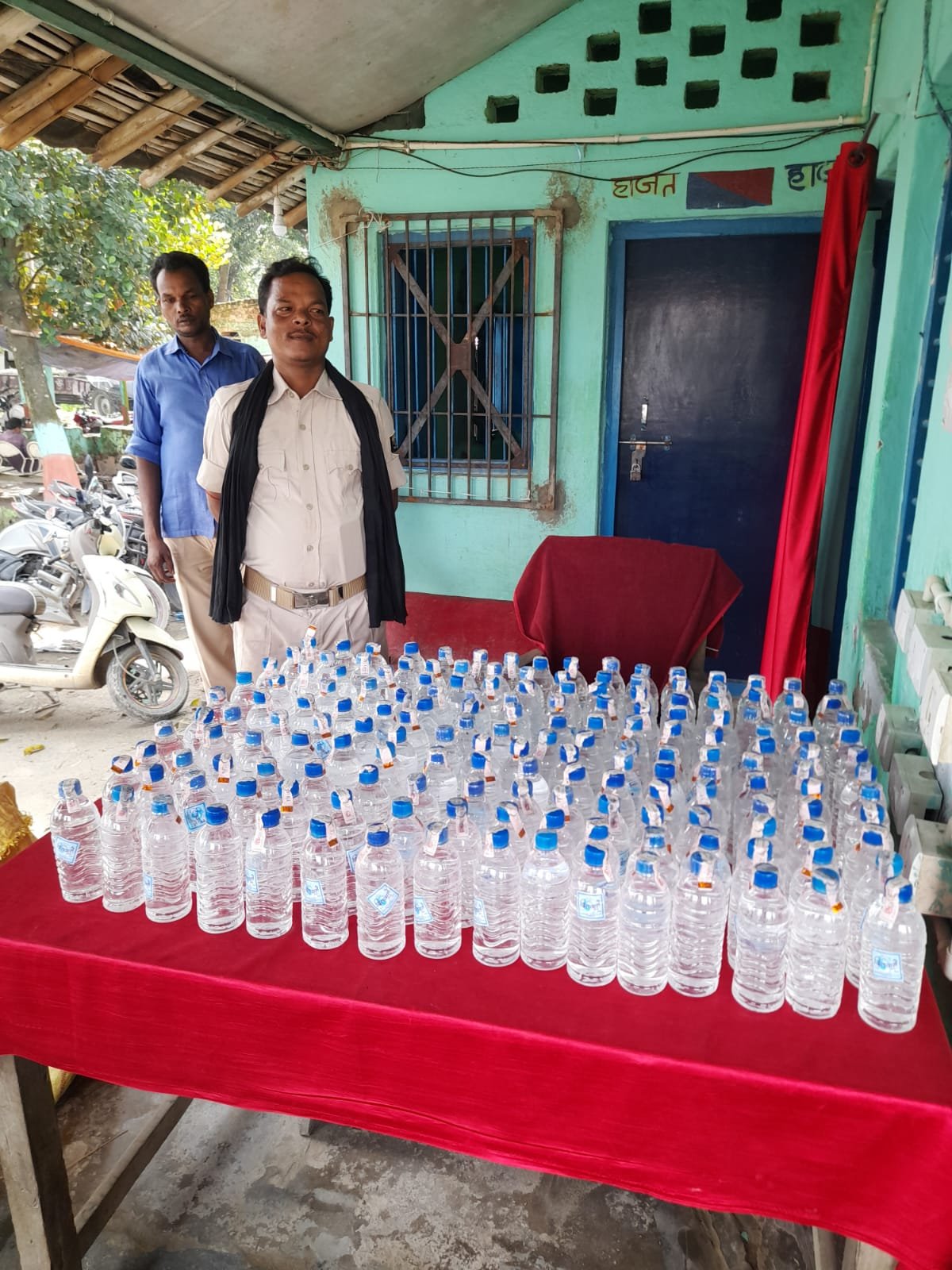 नाश्ता दुकान के पीछे से 170 बोतल नेपाली शराब बरामद