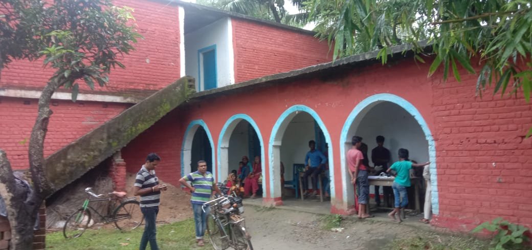 प्राथमिक विद्यालय पर अतिक्रमणकारियों का कब्जा, बच्चों को बैठने तक नही बचा जगह .