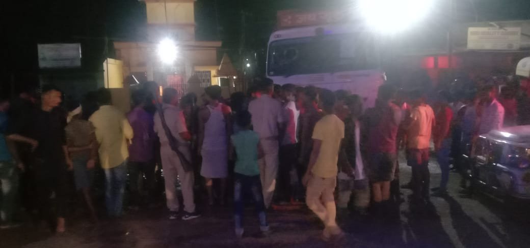 सिमराही बाजार : अनियंत्रित ट्रक ने तोड़े मंदिर की दीवाल।