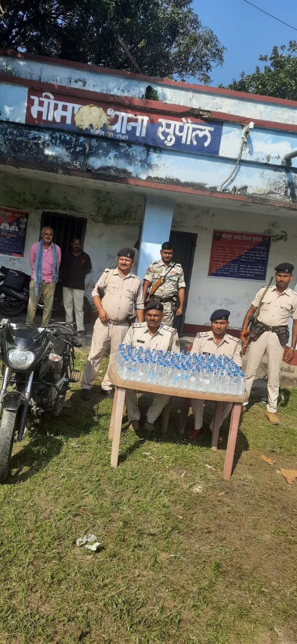 178 बोतल नेपाली शराब के साथ बिना नंबर प्लेट की पल्सर बाइक भी जब्त।