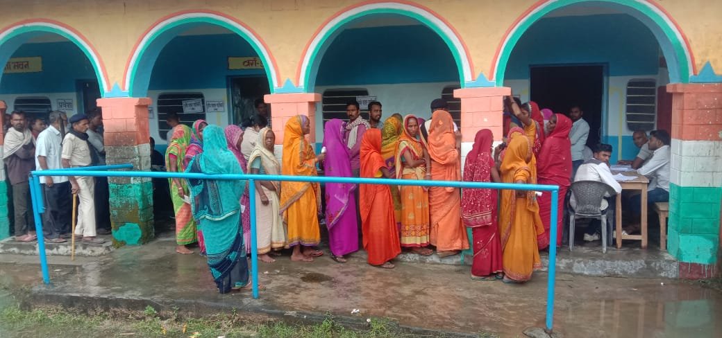 राघोपुर: दो दिन से हो रहे बारिश के बावजूद भी मतदाताओं में दिखा उत्साह, भींग कर किया अपना मतदान