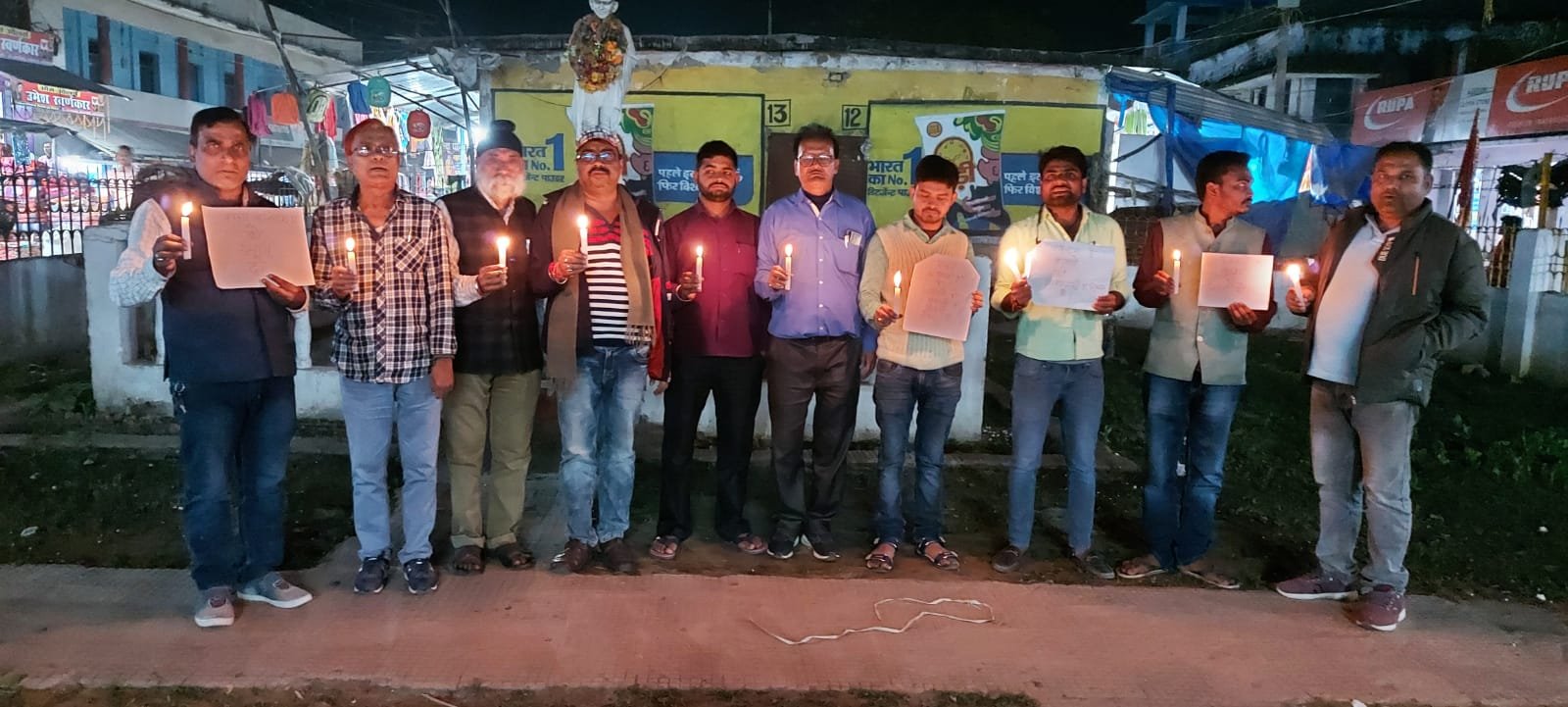 त्रिवेणीगंज : पत्रकार हत्या के विरोध में निकाला केंडिल मार्च ।