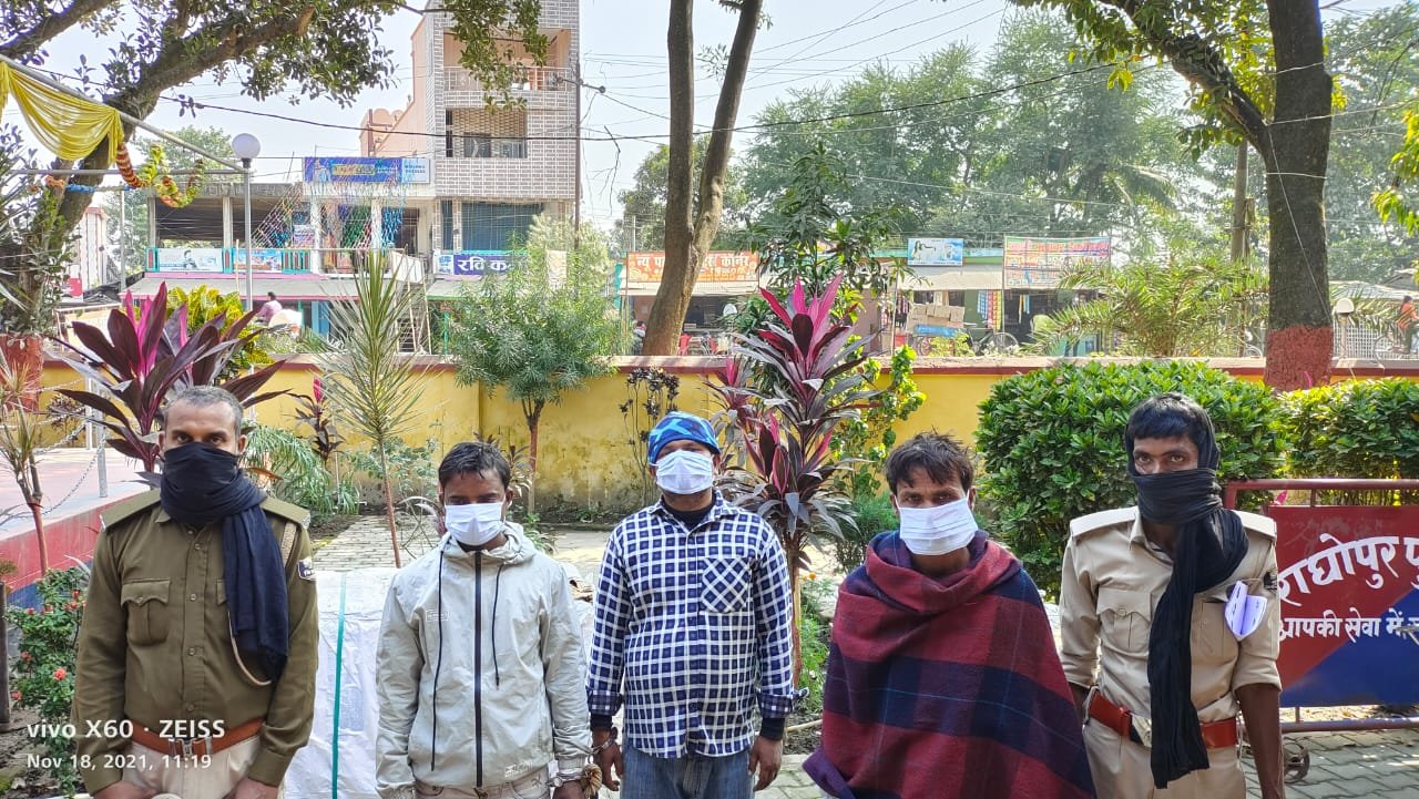 राघोपुर पुलिस प्रशासन द्वारा शराब माफिया सहित शराब की बड़ी खेप पकड़ा गया” .