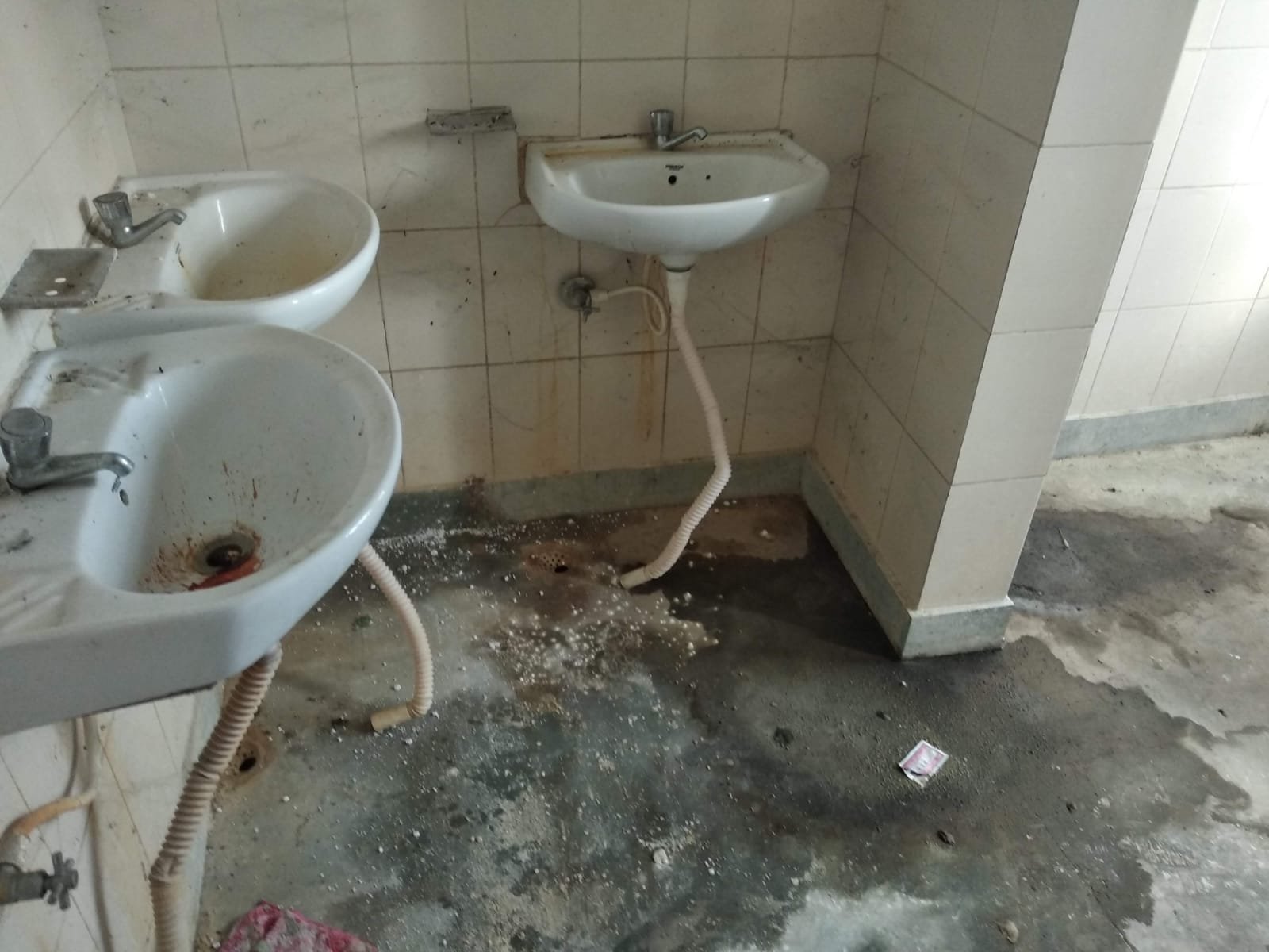 भरगामा सरकारी अस्पताल की सफाई व्यवस्था बे-पटरी,अस्पताल प्रभारी को अपने कामों से फुर्सत नहीं,कौन करेगा व्यवस्था को दुरुस्त ?