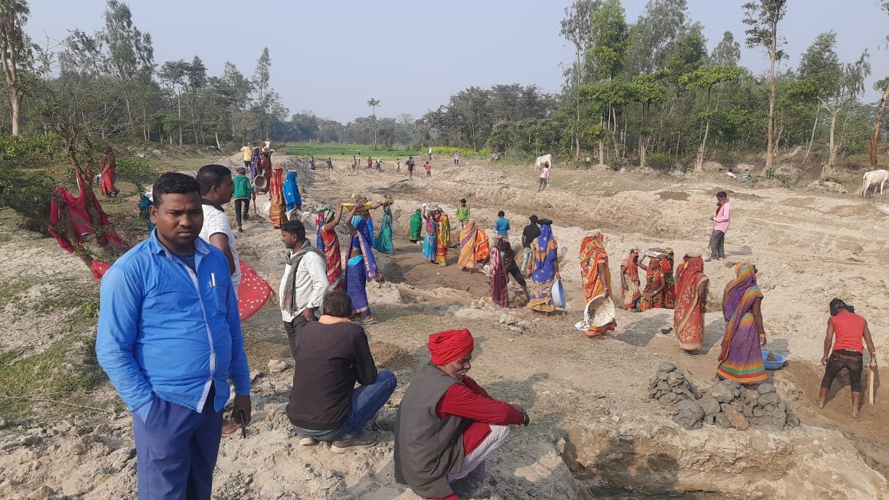 छातापुर: पंचायत में मनरेगा कार्य योजना के तहत किया जा रहा नदी चिरान।