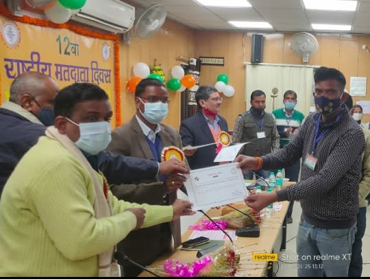 सुपौल: डीएम कौशल कुमार ने किया बीएलओ को सम्मानित।