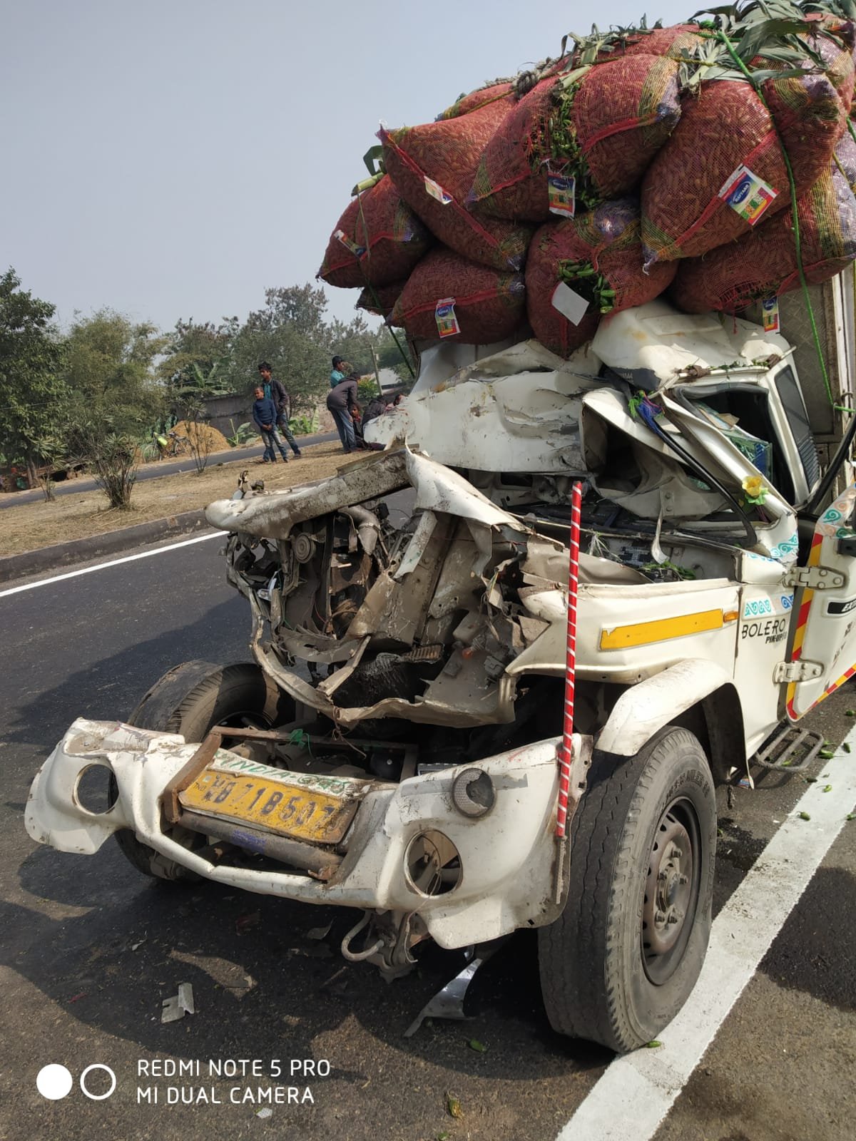 प्रतापगंज: कोहरे के कारण बारी बारी से टकराये चार गाड़ी, दो घायल ।