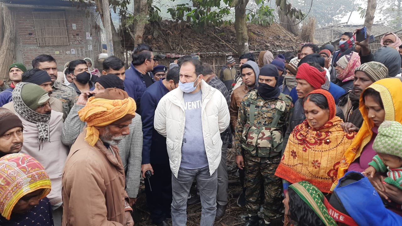 आगजनी में बेघर हुए परिवार से मिले वन पर्यावरण एवं जलवायु मंत्री नीरज सिंह बबलू।
