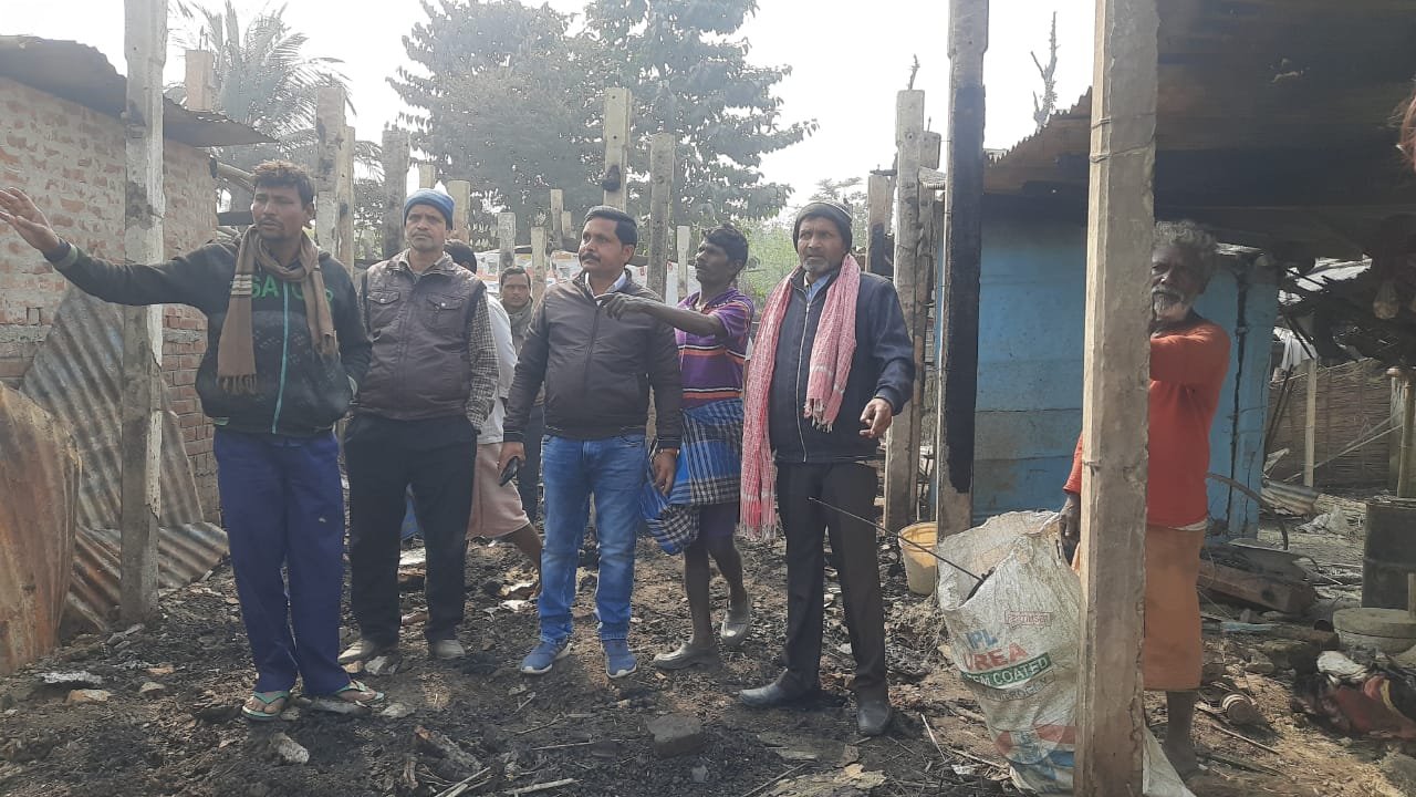 अग्निकांड के पीड़ित परिवार से ठूठी पंचायत के मुखिया ने मिलकर बांटा राहत सामग्री।