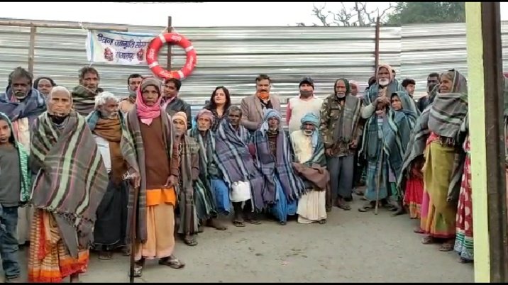 जीवन जागृति सोसायटी द्वारा बरारी पुल घाट पर सैकड़ों गरीबों के बीच बांटा गया कंबल ।