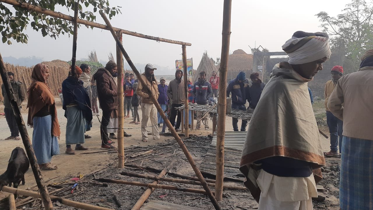 ठूठी वार्ड 12 में अचानक आग लगने से एक घर समेत हजारों की संपति की क्षति।