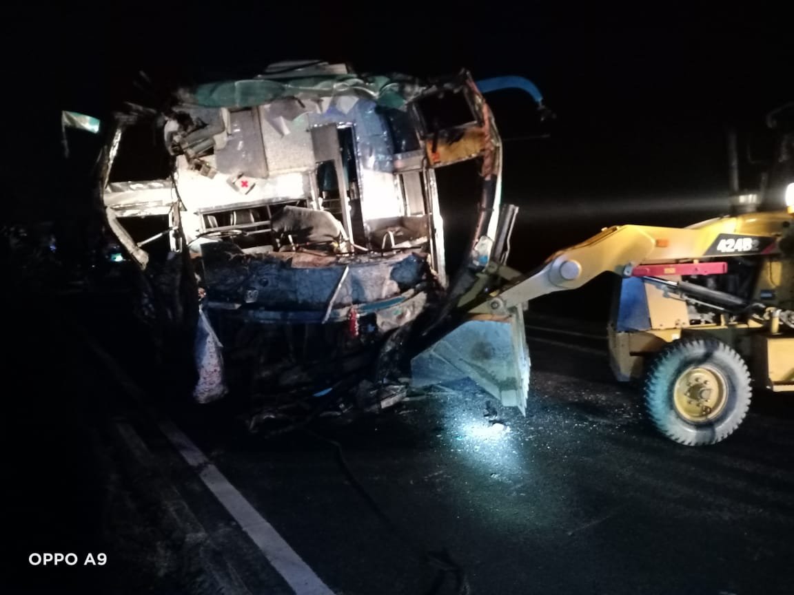 ट्रक और बस में हुई भीषण टक्कर, 32 लोग गंभीर रूप से हुए जख्मी, एक की मौत।