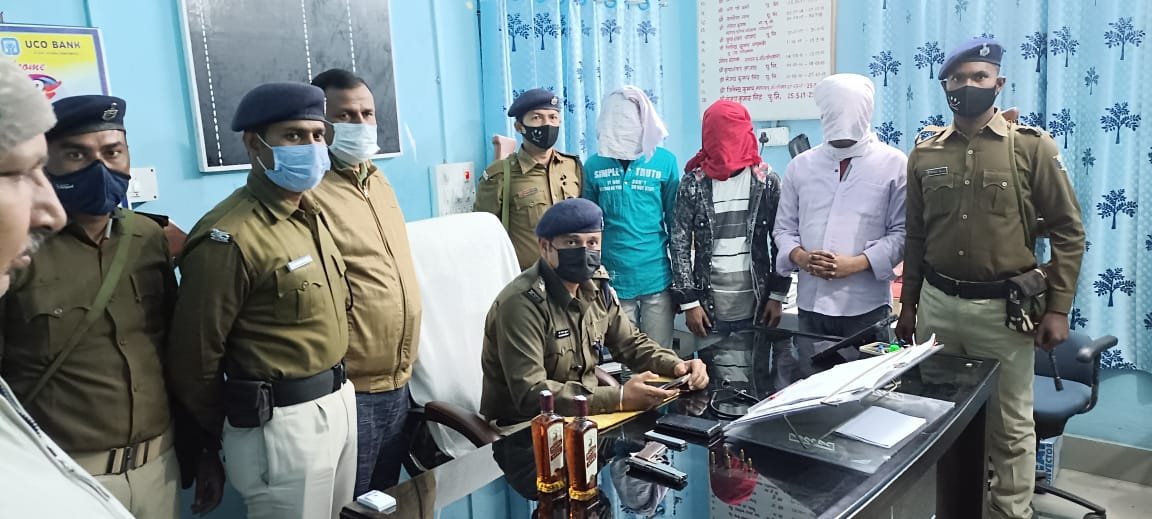 डीएसपी डॉ.गौरव कुमार ने अबैध बालु खनन एंव तीन गेगवार अपराधियों को हथियार के साथ गिरफ्तार किए*