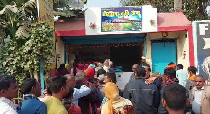 किसानों को खाद नहीं मिलने पर जिला कृषि पदाधिकारी ने किए कृषि केन्द्र का निरक्षण ।