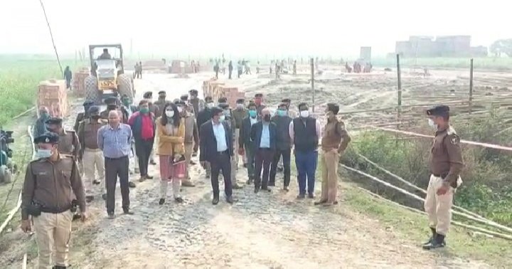 सुल्तानगंज में कल मुख्यमंत्री के संभावित आगमन को लेकर घोरघाट पुल का निरीक्षण करने डीएम व एसएसपी पहुंचे ।