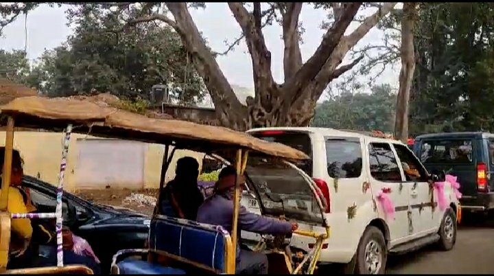 स्मार्ट सिटी भागलपुर के जाम की चपेट में आए जिलाधिकारी सुब्रत कुमार सेन ।