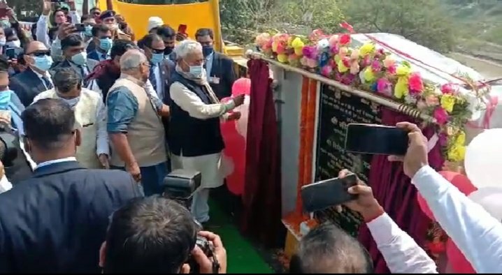 मुख्यमंत्री नीतीश कुमार व उप मुख्यमंत्री के अलावे कई मंत्रियों के साथ मिलकर किया नवनिर्मित घोरघाट पूल का विधिवत उद्घाटन* 