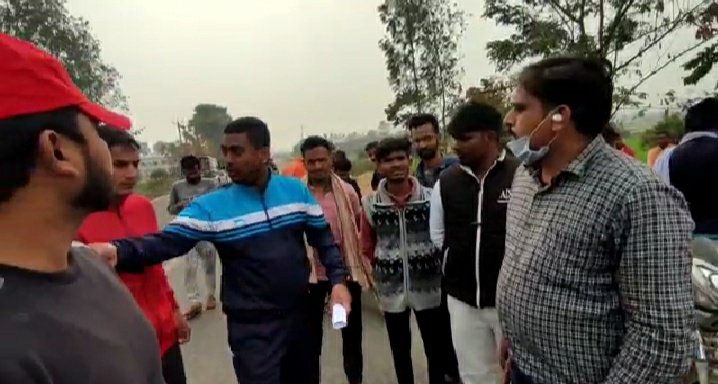 NH 80 मुंगेर-मिर्जाचौकी फोर लाइन रोड पर जमीन मालिकों ने लगाया रोक ।