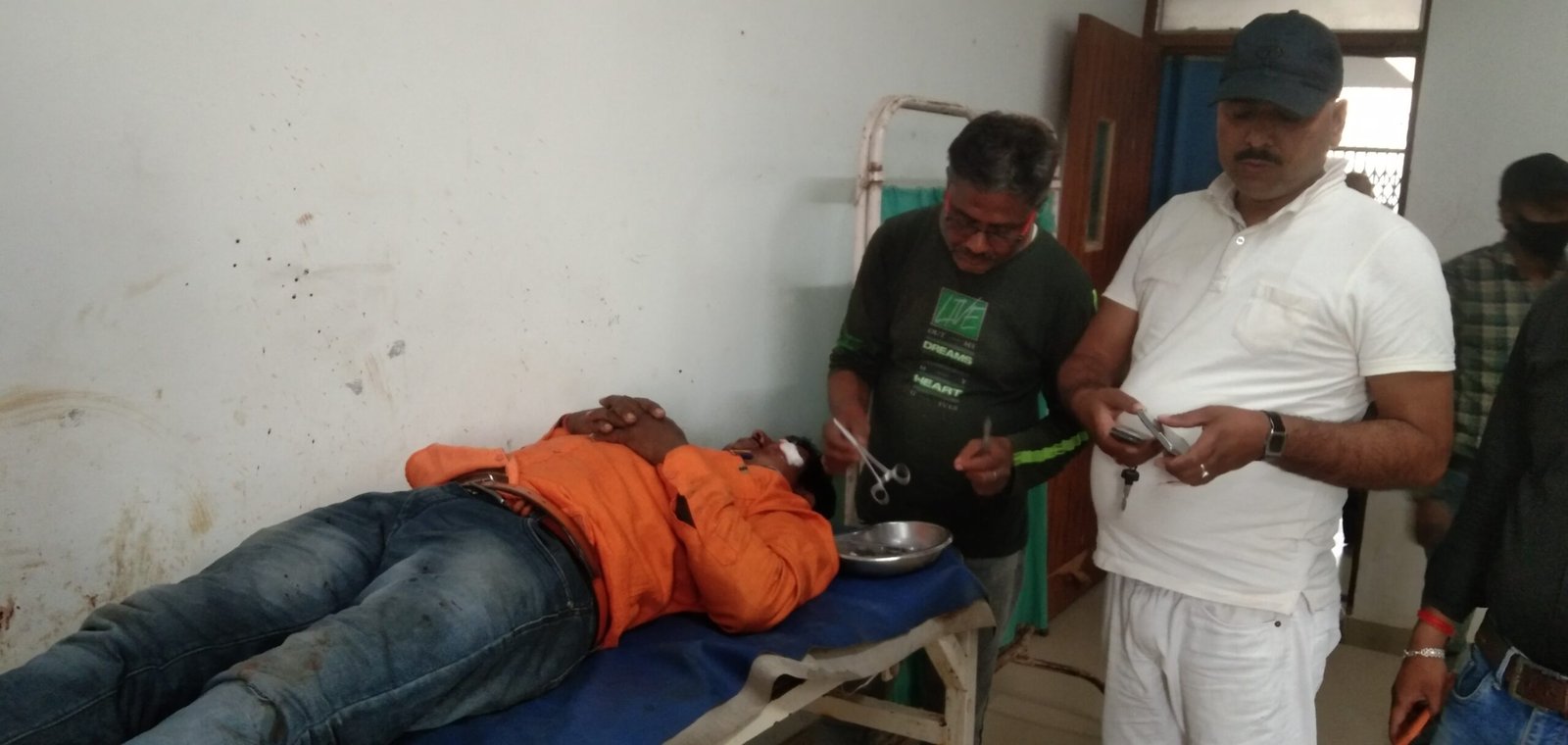 प्रतापगंज: बस और मोटरसाइकिल की टक्कड़ में दो जख्मी, एक को किया गया रेफर ।