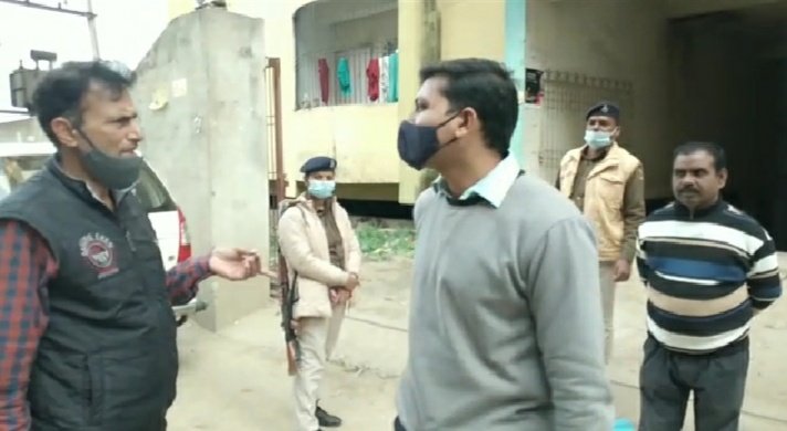 सृजन घोटाला में सीबीआई ने मनोरमा देवी की बहू रजनी प्रिया के आनंद विहार अपार्टमेंट में 18 फरवरी तक हाजिर होने को लेकर चिपकाया इस्तेहार ।