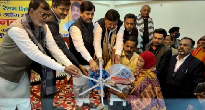 उद्योग मंत्री शाहनवाज हुसैन ने रेशम भवन में बुनकरों को दिए कई सौगात, महिलाओं को बुनियादी रिलिंग मशीन का किया वितरण*