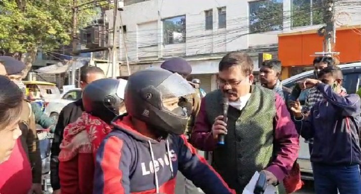 जीवन जागृति सोसाइटी ने सड़क सुरक्षा अभियान के तहत महिलाओं को बांटा हेलमेट, हेलमेट पहनकर ही मोटरसाइकिल पर चलने की दी सलाह*