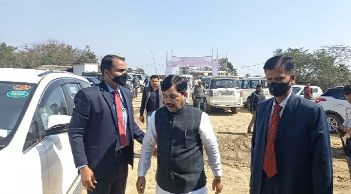 शाहनवाज ने कहा राहुल गांधी आलू डालने के बाद सोना निकलने की बात कहते थे परंतु इथेनॉल मशीन में साहू जी मक्का डालेंगे और डॉलर निकलेगा*