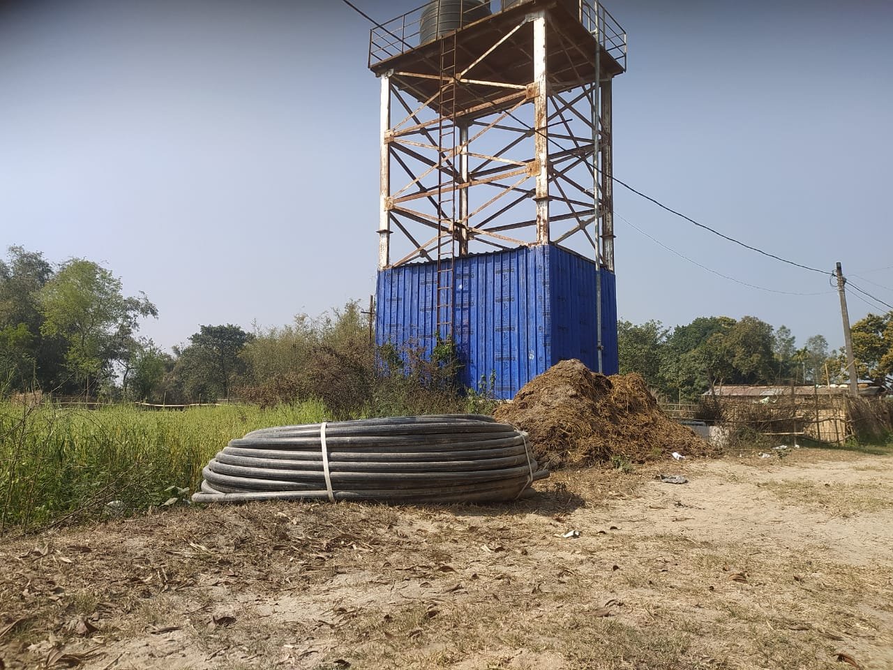 मात्र एक वर्ष में खंडर में तब्दील हुआ जल-नल का पानी टंकी।।