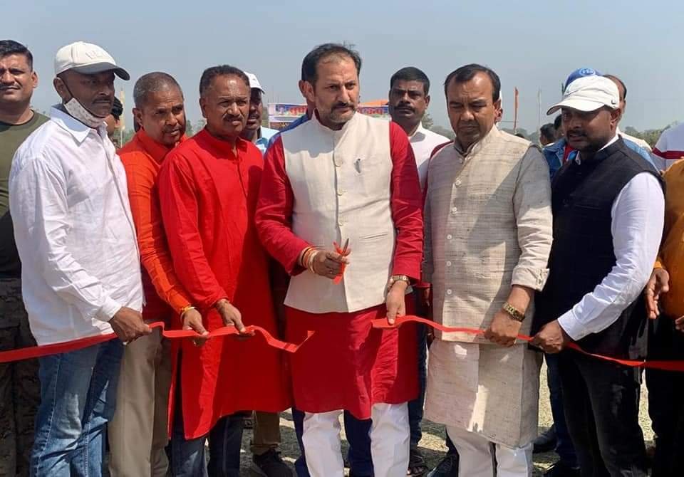 भीमनगर के शास्त्री में आज से शुरु सुधीर सिंह स्मृति कप के उदघाटन मैच में जीतू इलेवन बिरपुर की टीम जीती।