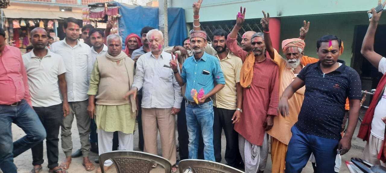 छातापुर: जीत के जश्न में डूबे बीजेपी कार्यकर्ता ।