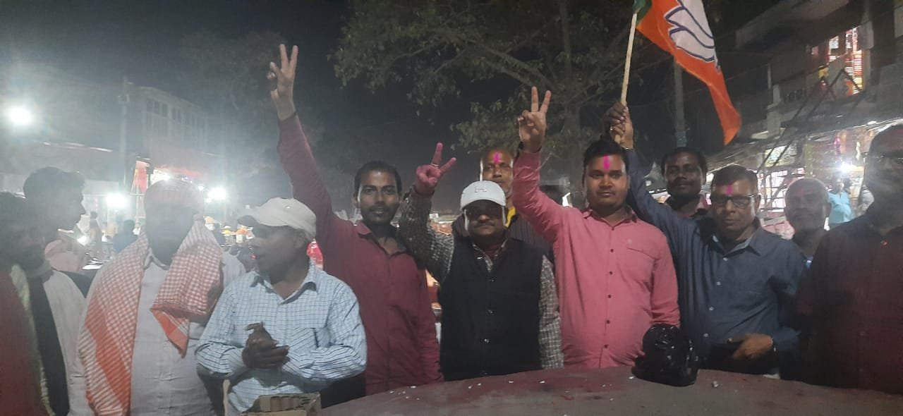 साइकिल की निकली हवा, खिले फूल , भाजपा कार्यकर्ताओं ने मनाया जश्न बांटे मिठाई ।