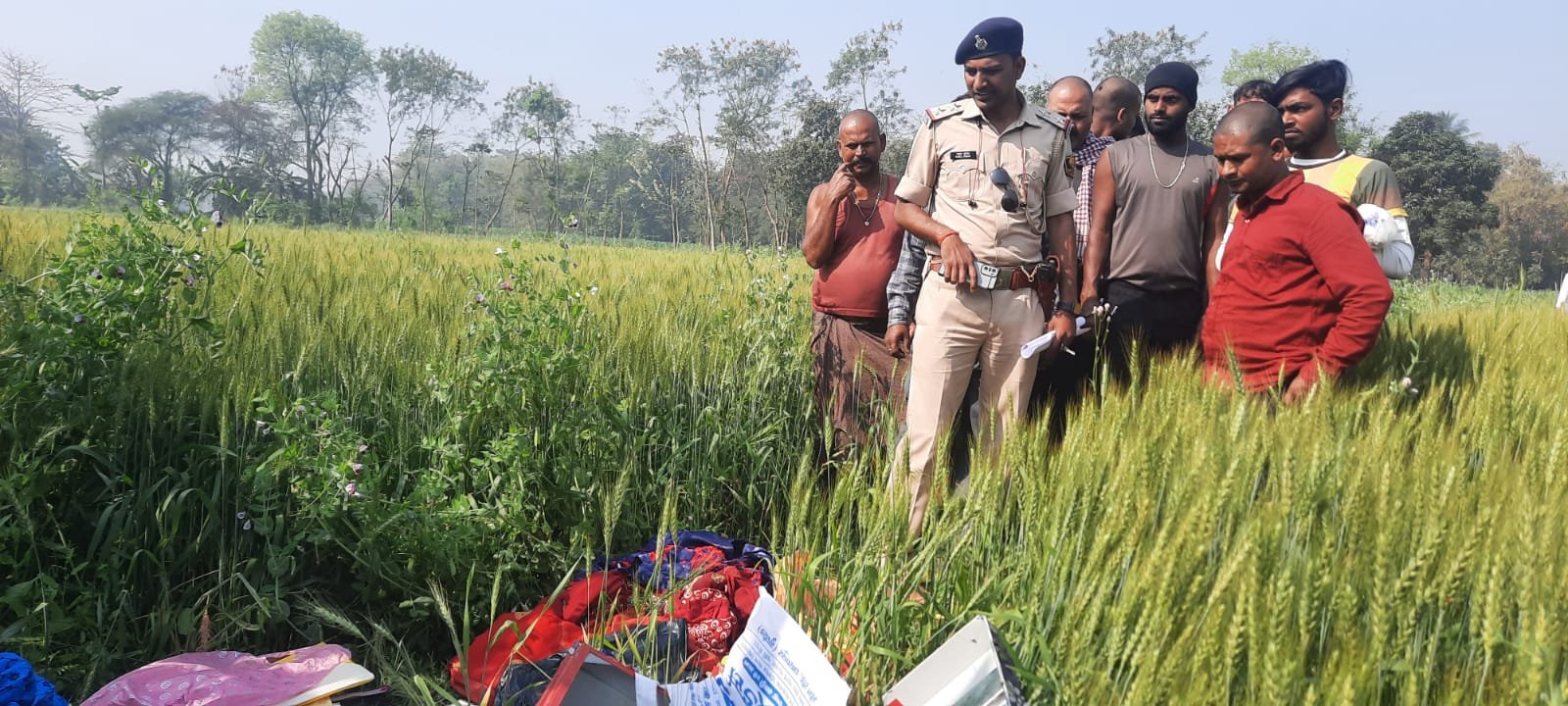 छातापुर : गृहभेदन कर के चोरो ने उड़ाए जेवर समेत कई समान , मकई के खेत मे फेका खाली बक्सा