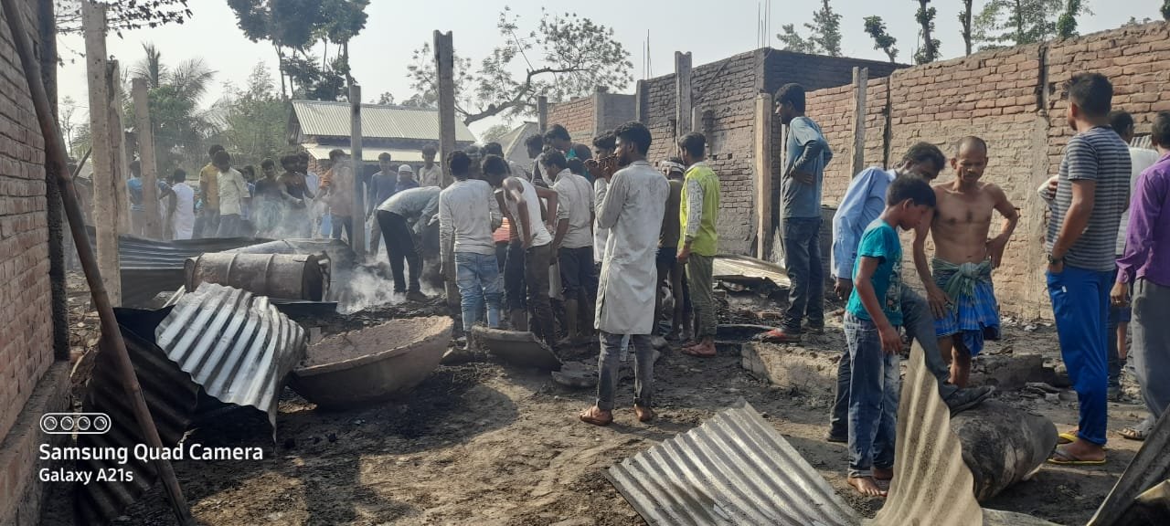 प्रतापगंज: आग लगने से 42 परिवार हुए बेघर , 60 आशियानों को आग ने लिया अपने आगोश में ।