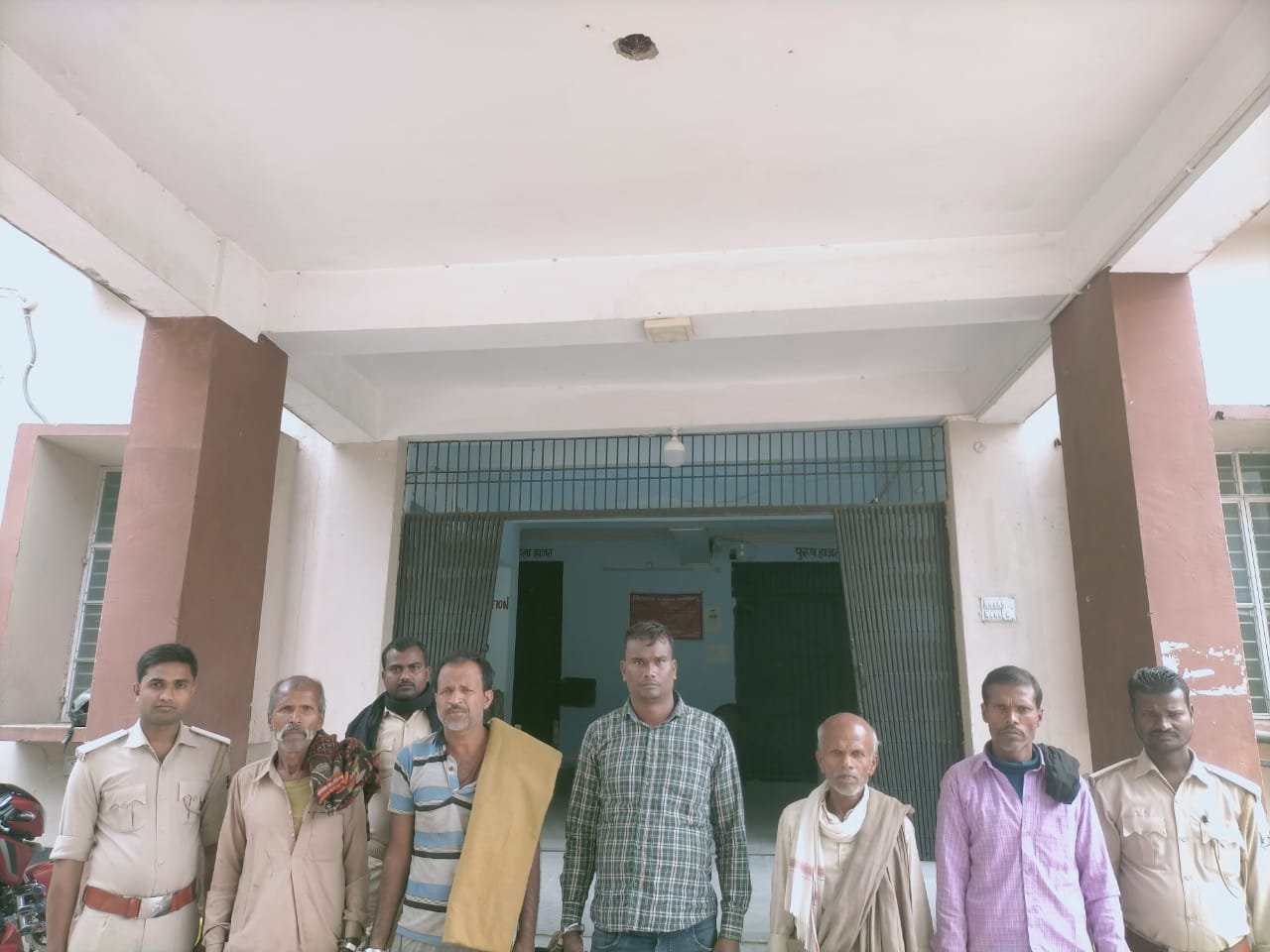 बलुआ बाजार :विभिन्न मामलों के पांच वारंटी गिरफ्तार।।