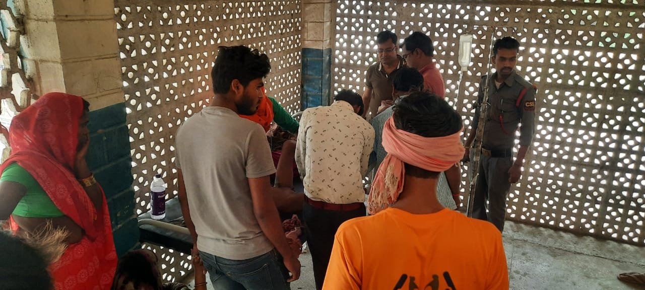 छातापुर: हाईवोल्टेज लाइन की चपेट में आने से छत पर खेल रहा बच्चा झुलसा