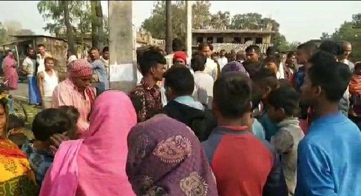 बाइक चोरी के आरोप में बिजली की खम्भे में बांधकर युवक की जमकर पिटाई,तमाशबीन बने रहे भीड़।