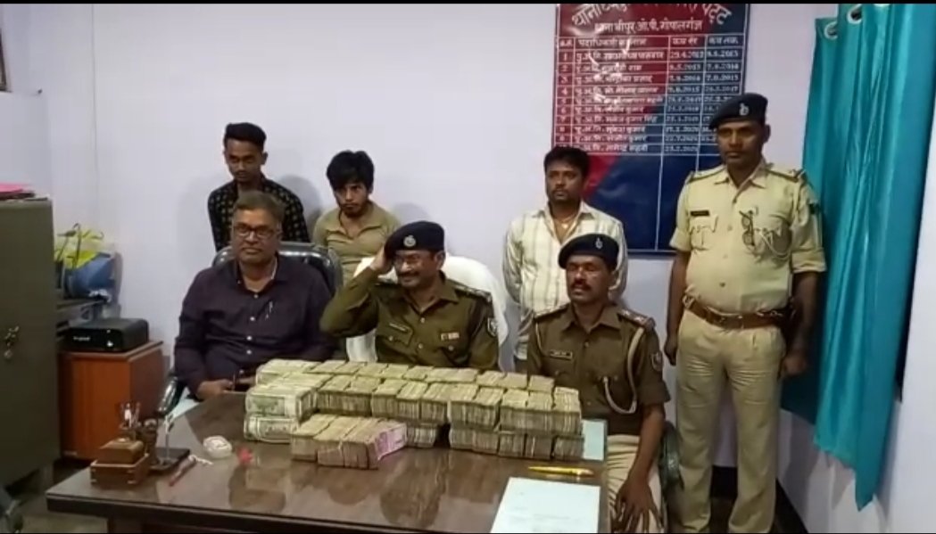 वाहन जांच के दौरान एक कार से 1,48,99,500 रुपये किया गया बरामद, तीन लोगों को पुलिस के हिरासत में की जा रही है पूछताछ