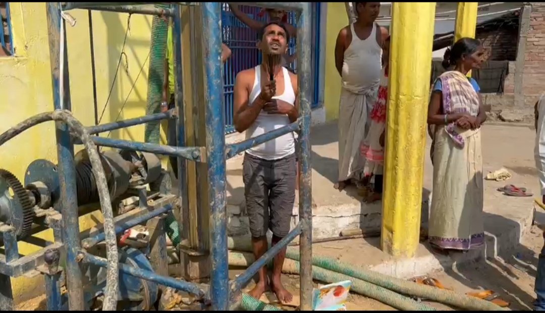 जनता को प्यासे देख युवा समाजसेवी विजय यादव अपने निजी कोष से करा रहे बोरिंग का निर्माण