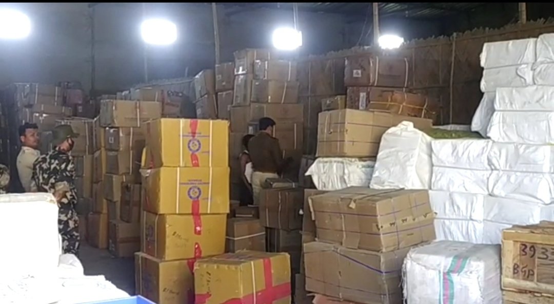 पुलिस के विशेष छापामारी अभियान के तहत हबीबपुर थाना क्षेत्र के सरदारपुर गांव के गौशाला की जमीन पर माता ट्रांसपोर्ट के दो गोदामों से भारी मात्रा में पटाखा किया गया बरामद ।