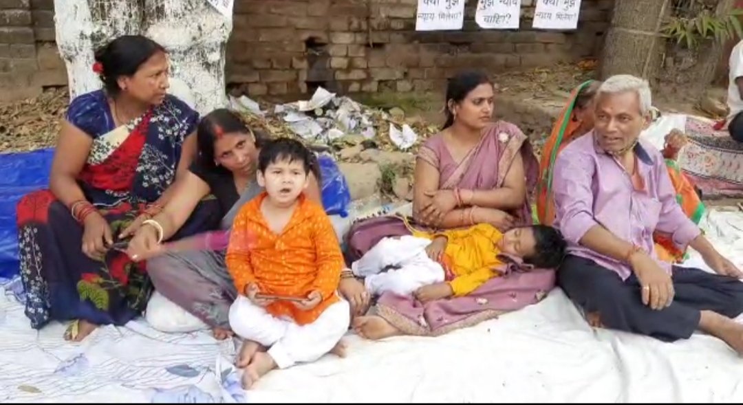 जमीनी विवाद के सही फैसला करने को लेकर वृद्ध आशा देवी व अरुण कुमार न्याय के लिए कमिश्नर कार्यालय के सामने बैठे हैं इच्छा मृत्यु, अनिश्चितकालीन अनशन व भूख हड़ताल पर