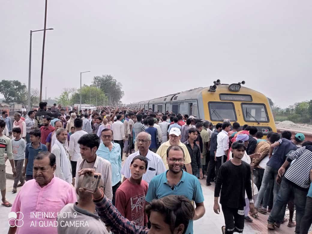 10 वर्षो की प्रतीक्षा के बाद आखिर सुरु हो गई रेल परिचालन , लोगो मे हर्ष
