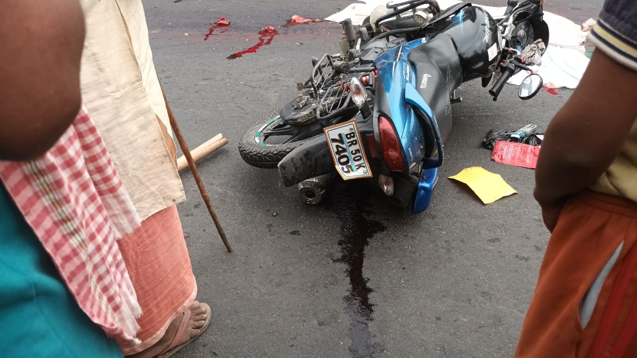 सिमराही में एनएच 57 पर बाइक और ट्रक की हुई भिड़ंत, एक की मौ