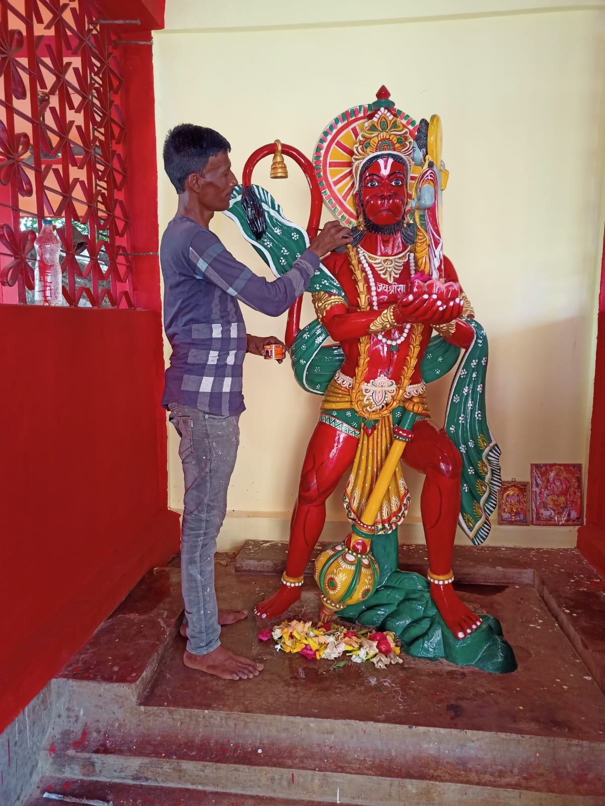 रामनवी को ले कर थाना परिसर में मौजूद हनुमान जी मंदिर में sho करवा रहे रंगाई पुताई । 