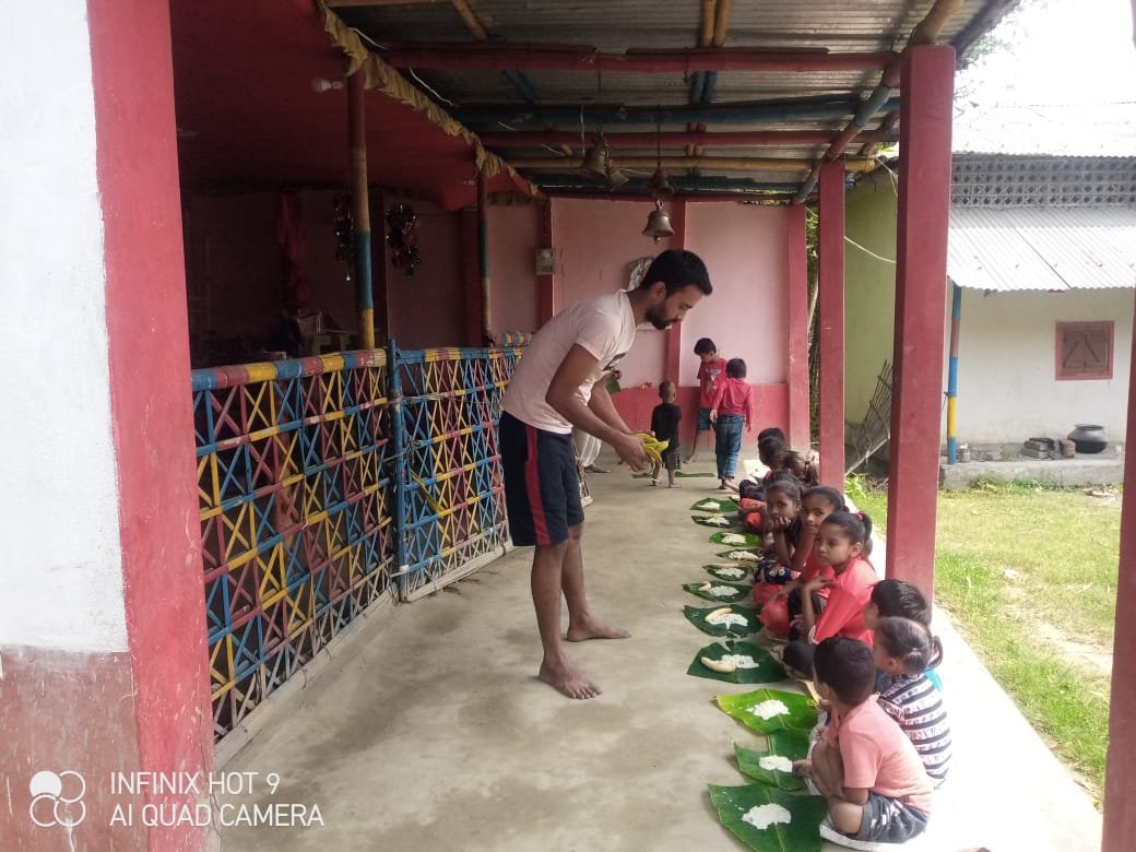 दुर्गा मंदिर में 11 कन्या सहित 1 बटुक को भोजन करवाया गया।।