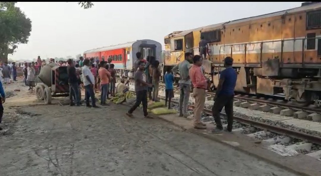 ललितग्राम से नरपतगंज के बीच नए ट्रैक पर 60 से 130 किलोमीटर की रफ्तार से दौड़ी ट्रायल इंजन, लोगों में उत्साह।