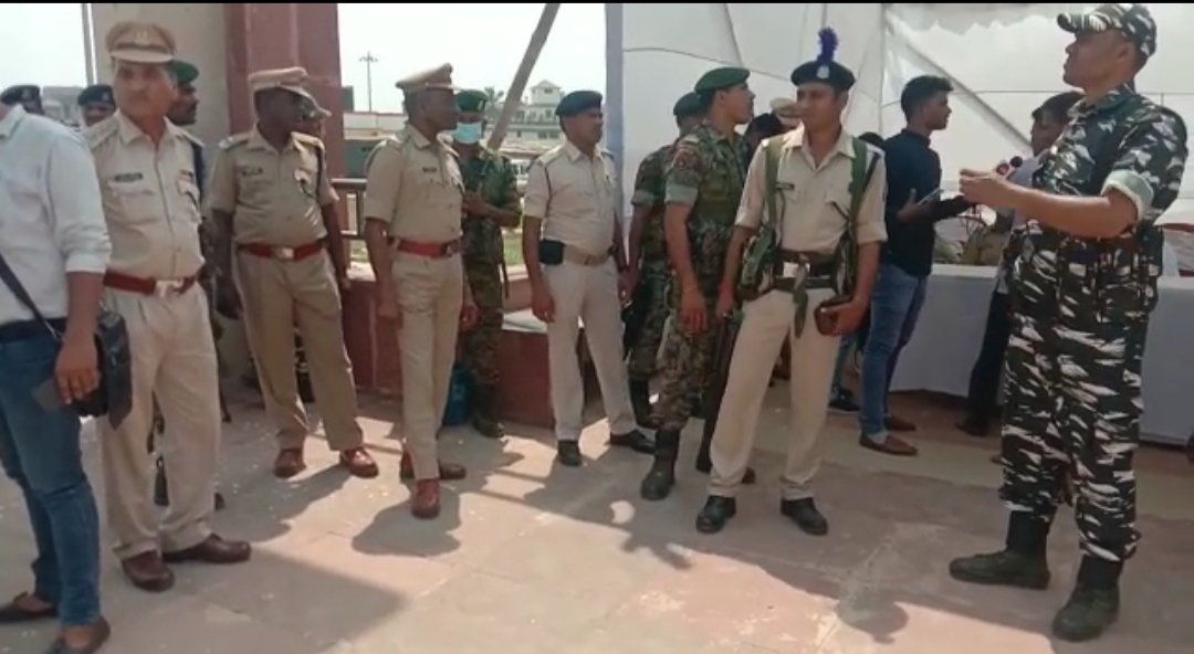 कश्मीर हमले मे शहीद हुए विर जवान को प्रशासनिक अधिकारियों ने सुलतानगंज गंगा घाट मे दि श्रद्धांजलि ।