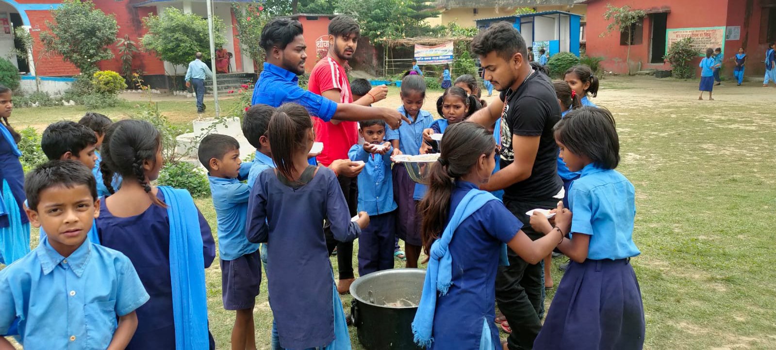 बजरंग दल ने रामनवमी के अवसर पर कराया जागरण कीर्तन , विद्यालयों में बच्चों को बांटे प्रशाद ।
