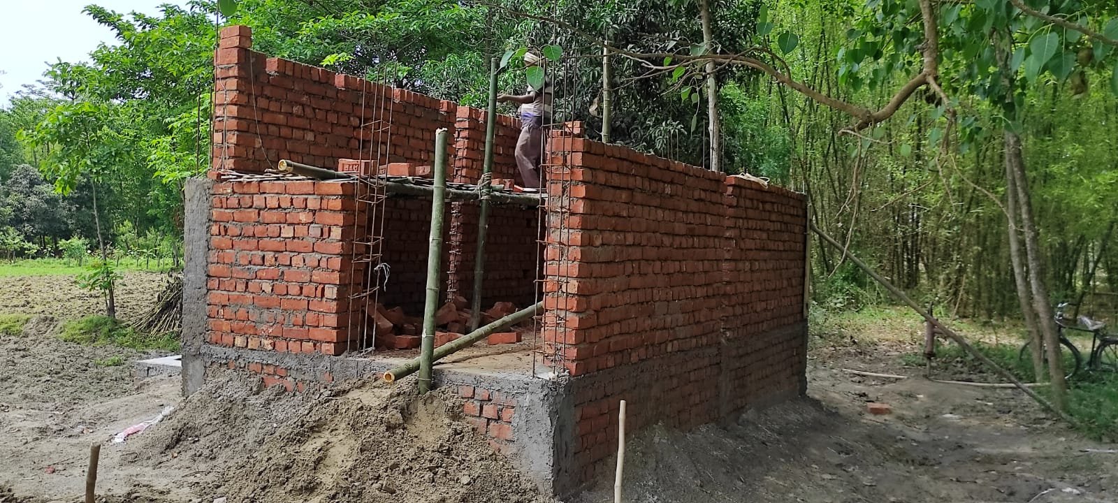 छातापुर: सार्वजनिक शौचालय के निर्माण में हो रही गड़बड़ी को ले ग्रामीणों ने बीडीओ को दिया स्पीड पोस्ट द्वारा आवेदन ।